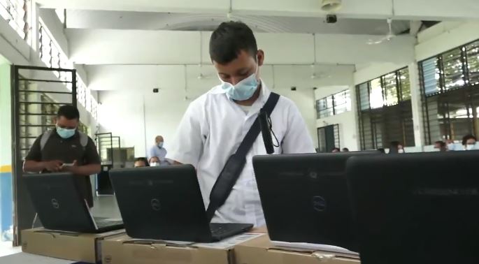 Gobierno entrega computadoras con dictado de voz a estudiantes con discapacidad visual gobierno-entrega-computadoras-con-dictado-de-voz-a-estudiantes-con-discapacidad-visual
